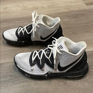 Nike Kyrie 5 Oreo Mens basketball shoe Size 12